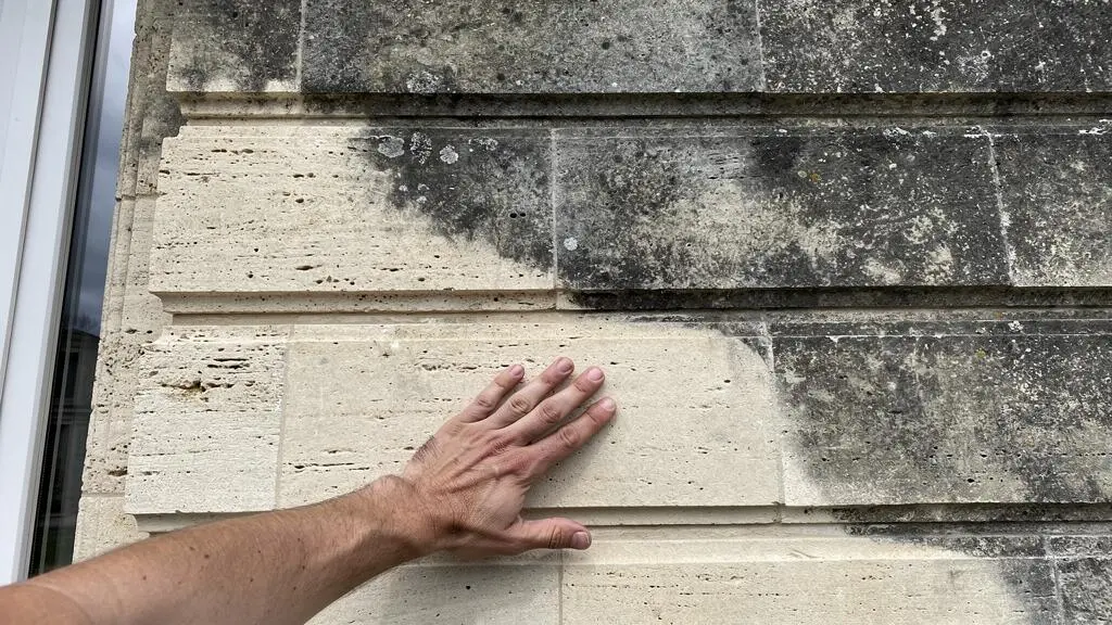 Façade de bâtiment montrant le contraste entre la pierre nettoyée par aérogommage et la surface non traitée sur une maçonnerie traditionnelle française.